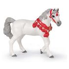 Cheval arabe blanc en tenue de parade