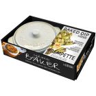 Caquelon en céramique blanc avec mélange pour trempette au four parmesan et artichauts