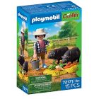 Agriculteur avec cochons