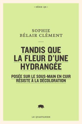 Tandis que la fleur d'une hydrangée posée sur le sous-main en cuir résiste à la décoloration