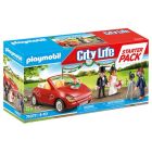 City life - couple de mariés avec photographe et voiture